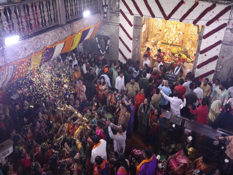 Ganesh birth of celebration in Dagdusheth temple pune | वक्रतुंडाचे रूप आगळे, मोठाले कान बारीक डोळे...! स्वरांच्या नामघोषात दगडूशेठचा गणेशजन्म उत्साहात