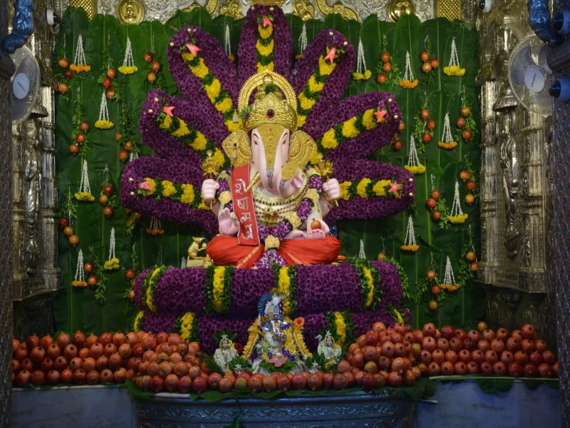 Bappa Moraya! 500 fruits and flower arrangements to rich Dagdusheth Ganpati Bappa | बाप्पा मोरया! श्रीमंत दगडूशेठ गणपती बाप्पांना ५०० डाळिंबांचा नैवेद्य व पुष्पसजावट