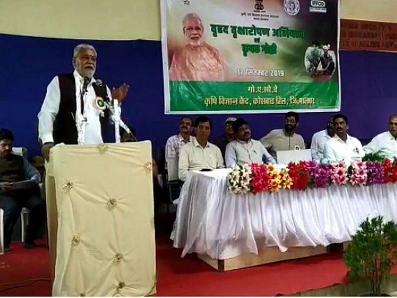 The Union Minister of State for Agriculture and Farmers Welfare Purushottam Rupala meets farmer in dahanu | मोदींच्या वाढदिवसानिमित्त केंद्रीय कृषी राज्यमंत्र्यांनी साधला डहाणूत शेतकऱ्यांशी संवाद