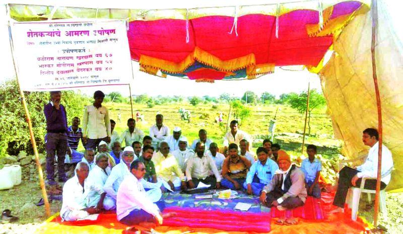 Farmers protest at the Chikhali-Khamgaon highway, incessant hunger strike! | चिखली-खामगाव महामार्गाच्या कडेला शेतकर्‍यांनी पुकारले बेमुदत उपोषण!