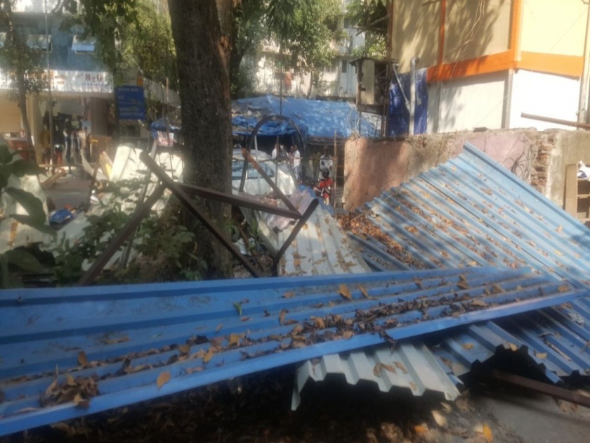 The widow of Dahisar broke the house of a woman | दहिसर येथील विधवा महिलेचे घर तोडले