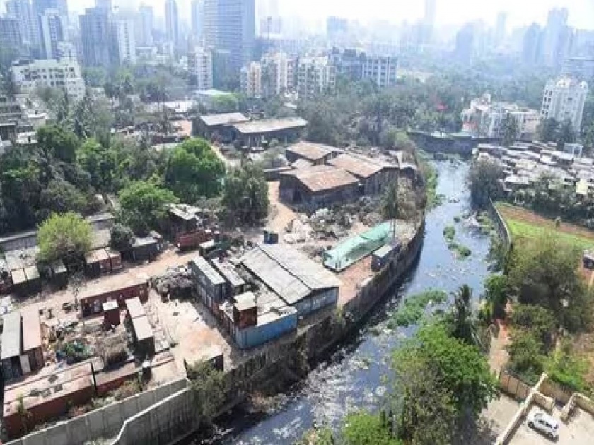 Dahisar river blocked by slums the issue of rehabilitation is not resolved the work of the project is proceeding at a slow pace | १०० झोपड्यांनी अडवली दहिसर नदी; पुनर्वसनाचा प्रश्न मार्गी न लागल्याने काम संथगतीने