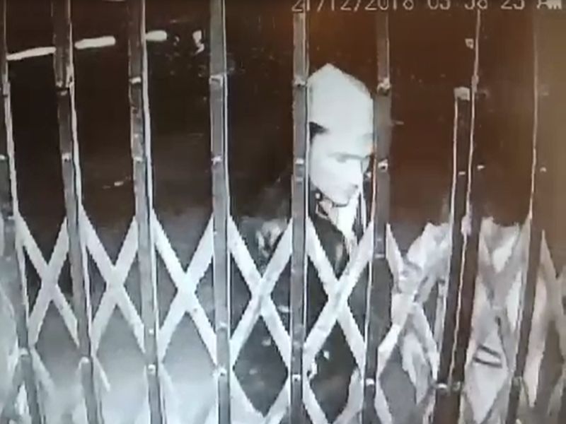 Four shops robbed in Dahisar; Capture faces in CCTV | दहिसरच्या आनंदनगरमध्ये चार दुकाने फोडली; आरोपींचे चेहरे सीसीटीव्हीमध्ये कैद