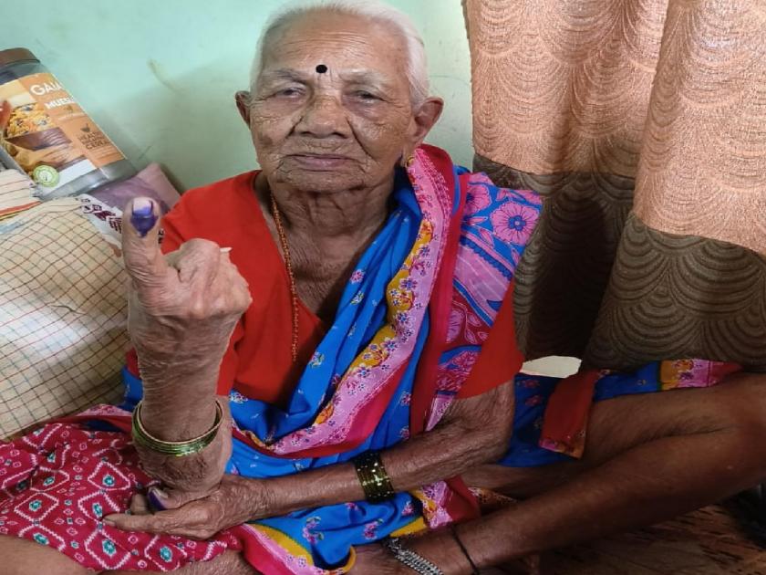 Dahisar's 104-year-old grandmother exercised her right to vote at home | दहिसरच्या १०४ वर्षांच्या आज्जींनी बजावला गृह मतदानाचा हक्क
