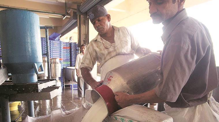 Shocking; Dudh Sangh is counting Rs 18 lakh per month on bank interest | धक्कादायक; बँकांच्या व्याजापोटी दरमहा दूध संघ मोजतोय १८ लाख