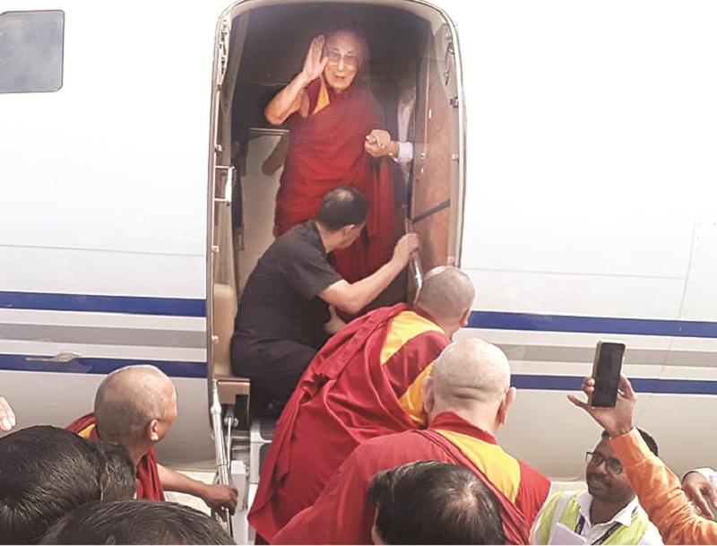 Crowds at Chikathana Airport to bid farewell to the Dalai Lama | दलाई लामांना निरोप देण्यासाठी चिकलठाणा विमानतळावर गर्दी