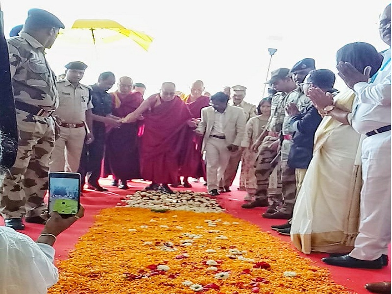 Dalai Lama arrives in Aurangabad; Attending World Dhamma Parishad | दलाई लामा यांचे औरंगाबादेत आगमन; जागतिक धम्मपरिषदेला राहणार उपस्थित