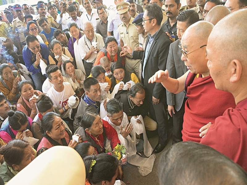 tears flowing into the eyes of the Tibetans when they saw Dalai Lama | दलाई लामांना पाहताच तिबेटियनांच्या डोळ्यांत तरळले अश्रू