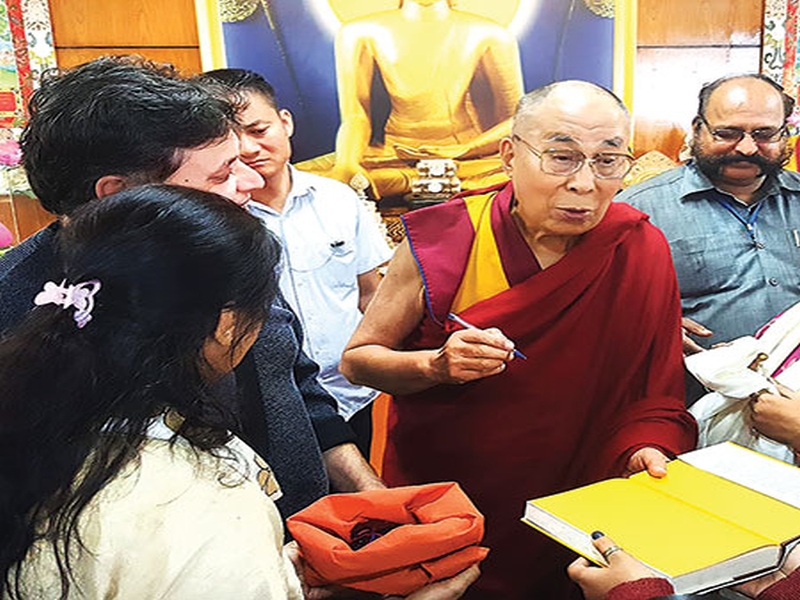 Love and trust; The moral knowledge that came out of the Dalai Lama's meeting | प्रेम आणि विश्वास; दलाई लामांच्या भेटीतून उलगडलेलं नैतिक भान
