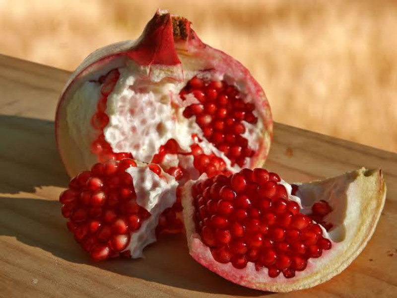 Bring pomegranate for sale only if you are going to auction online: Market Committee decision | ऑनलाइन लिलाव करणार असाल तरच डाळिंब व्रिकीसाठी आणा : बाजार समितीचा अजब फतवा