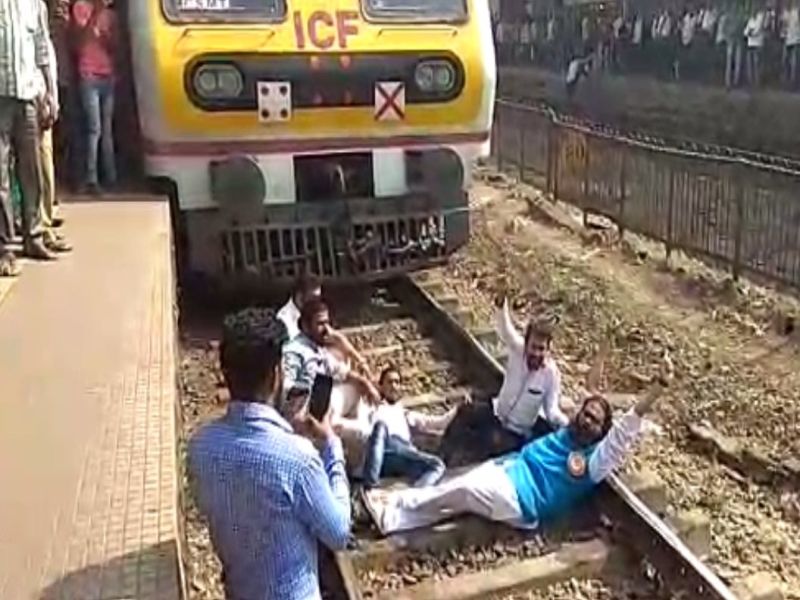 Rail Roko in Thane on Koregaon-Bhima incident | कोरेगाव-भीमा प्रकरणी ठाणे स्थानकात रेल रोको, भिडे गुरुजी आणि मिलिंद एकबोटेंना अटक करण्याची मागणी