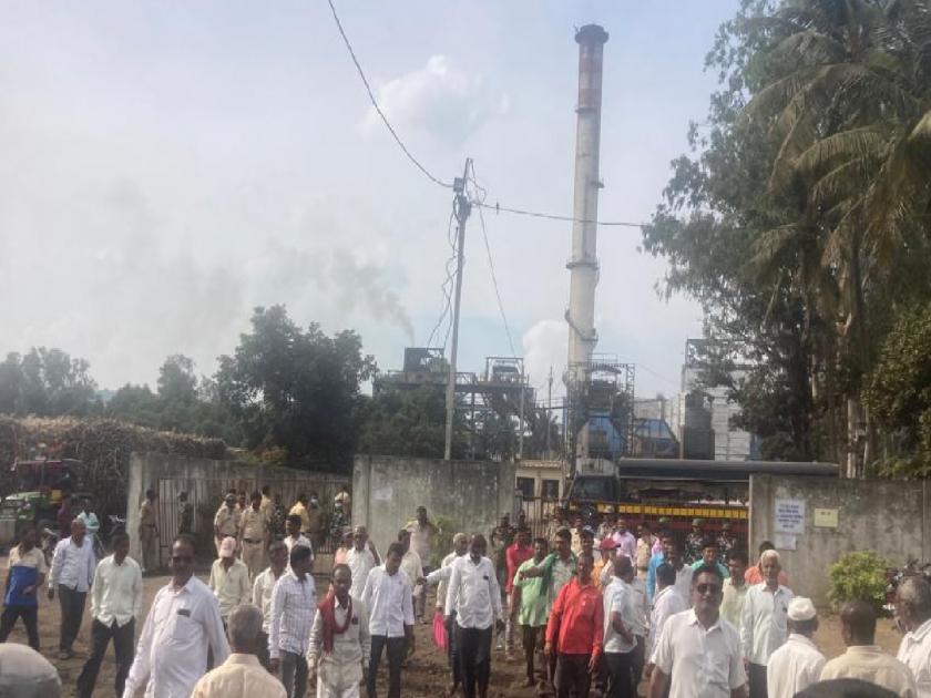 Swabhimani strike on Dalmia factory for FRP plus Rs 100 | Kolhapur: एफआरपी अधिक १०० रुपयेसाठी दालमिया कारखान्यावर 'स्वाभिमानी'चे ठिया आंदोलन