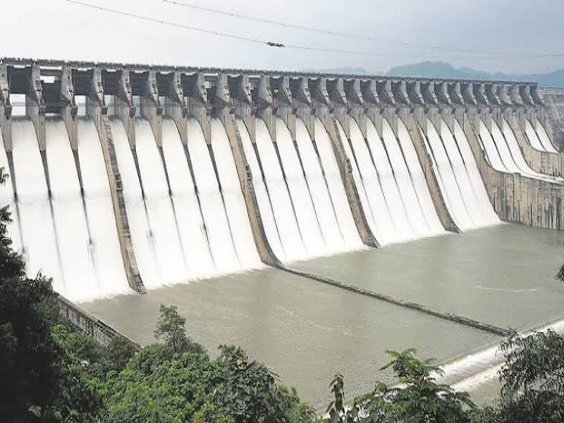Due to heavy rains, the water left from the sixteen dams in the district | पावसाच्या जोरदार सरींमुळे जिल्हयातील १६ धरणांमधून सोडले पाणी