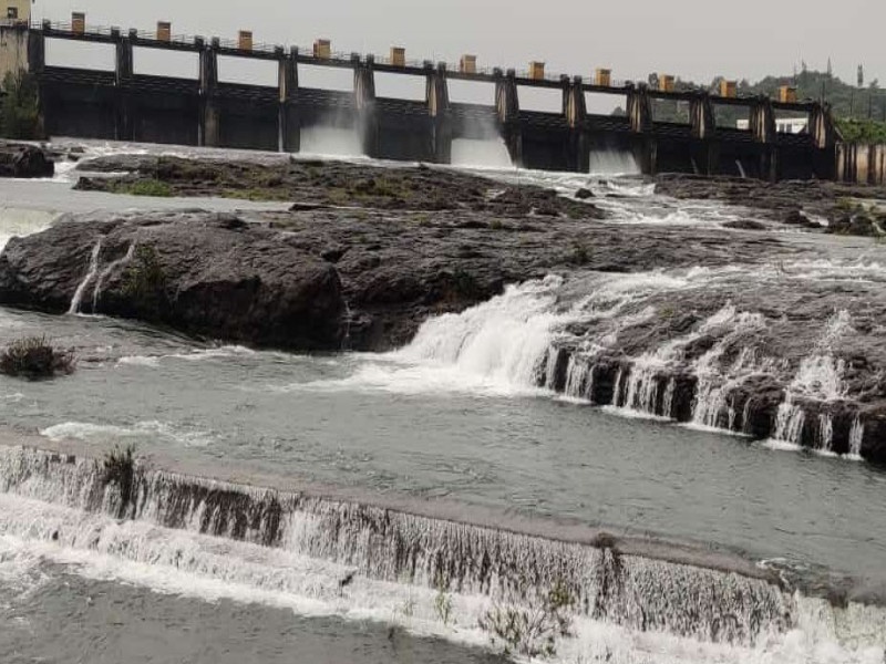 The rain disappears and the water level in the dam decreases! Pune residents are waiting for satisfactory rains | पाऊस गायब अन् धरणातील पाणीसाठ्यातही घट! पुणेकरांना समाधानकारक पावसाची प्रतीक्षा