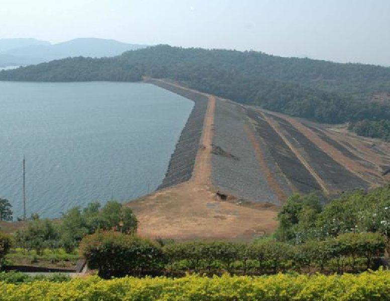 The Maharashtra-Goa government's Tilari Dam was jointly constructed 98 percent | महाराष्ट्र-गोवा सरकारने संयुक्तरित्या उभारलेले तिळारी धरण भरले 98 टक्के 