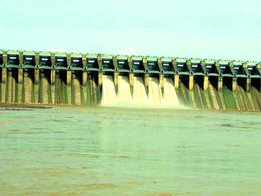 All the dams in the Neerar catchment area were filled with disrupted life in many places | नीरा पाणलोट क्षेत्रातील सर्व धरणे भरली, अनेक ठिकाणी जनजीवन झाले विस्कळीत
