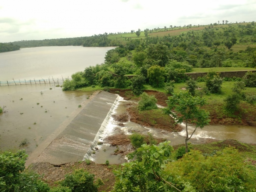 Five dams 'overflow' in Manora taluka | मानोरा तालुक्यात पावसाची दमदार हजेरीने पाच धरणे ‘ओव्हर फ्लो’