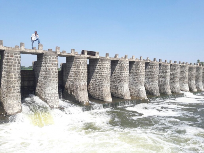 Dahigan bandh-damages millions of liters of water; Irrigation Department's Dismissal | दहिगाव बंधा-यातून लाखो लिटर पाण्याची नासाडी; पाटबंधारे विभागाचा हलगर्जीपणा