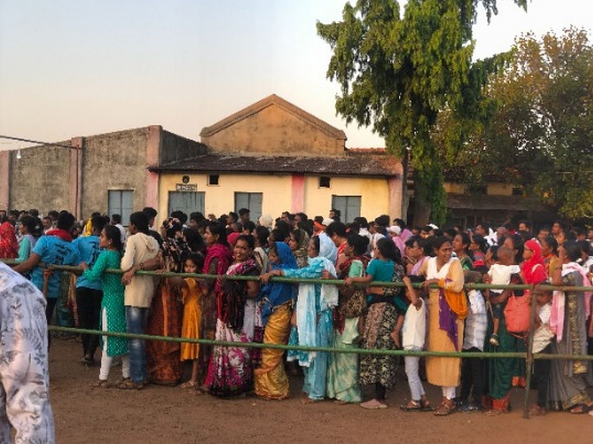 Gadchiroli: Rush of 50,000 people to buy asthma medicine, distributed in Desaiganj on the occasion of Mrig Nakshatra | Gadchiroli: दम्यावरील औषध घेण्यासाठी उसळली ५० हजारांवर रुण्गांची गर्दी, मृग नक्षत्राच्या पर्वावर देसाईगंजात वितरण 