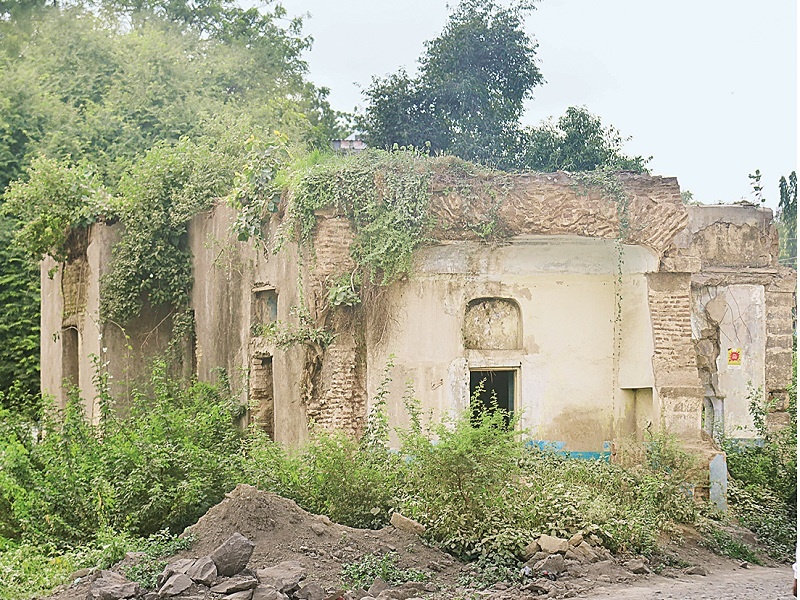The Damdi Mahal of Aurangabad is included in the AMC's heritage list | औरंगाबादच्या दमडी महालचा समावेश मनपाच्या वारसा यादीत 