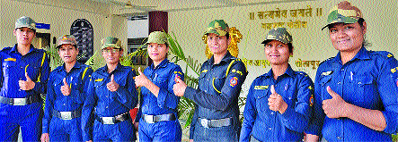 Women's Day Special: Solar City Police Force's 'Damini Thak' in RoadRominations! | Women's Day Special : छेड काढणाºया रोडरोमिओंना सोलापूर शहर पोलीस दलातील ‘दामिनींचा धाक’ !