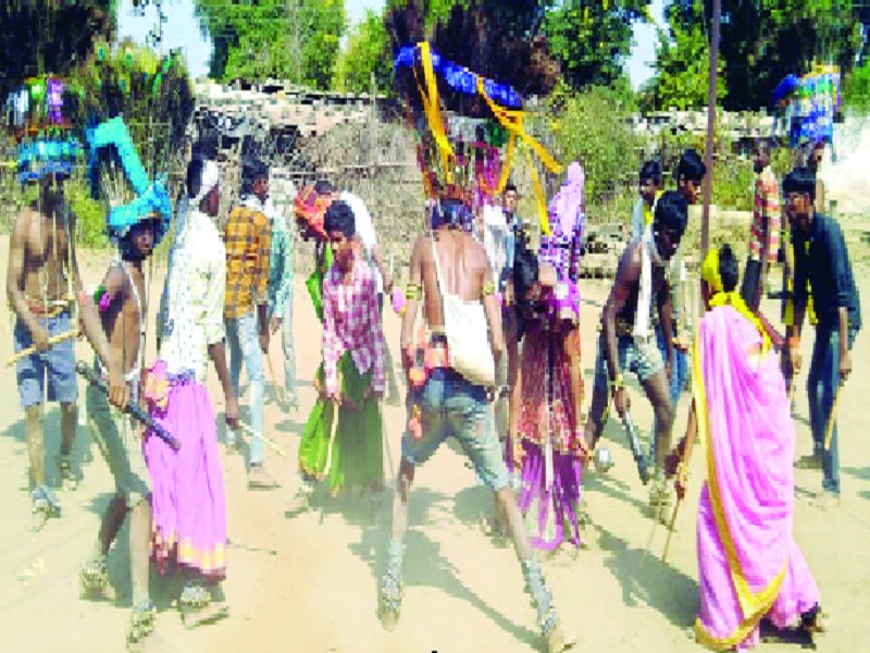 Dandar folk music in tribal culture continued to be popular | आदिवासी संस्कृतीमधील दंडार लोकनृत्याची लोकप्रियता कायम