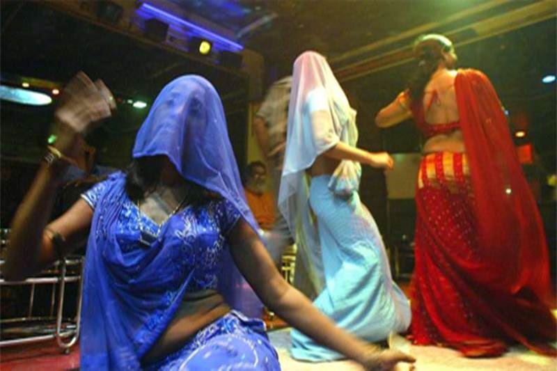 Four dancers fled after raiding Nagesh dance bar in Solapur! | सोलापुरातील नागेश डान्सबारवर धाड टाकताच चार नृत्यांगनांनी काढला पळ !