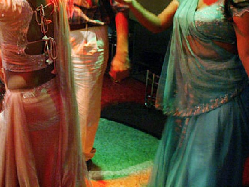 24 Bargirls were found in the orchestra bar during the objectionable dance | अश्लील नृत्य करताना ऑर्केस्ट्रा बारमध्ये सापडल्या तब्बल २४ बारबाला