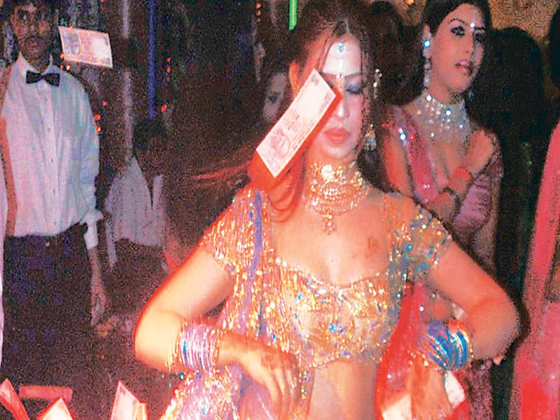 Government is trying to impose new conditions for dance bars | सरकार डान्सबारना नव्या अटी लादण्याच्या प्रयत्नात