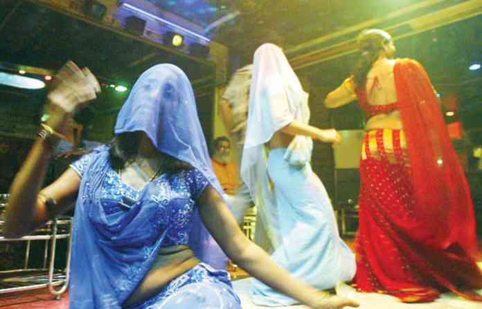Raid on dance bar in Solapur; Eleven people, including shop owners, were detained | सोलापुरातील डान्सबारवर छापा; दुकान मालकांसह अकरा जण ताब्यात