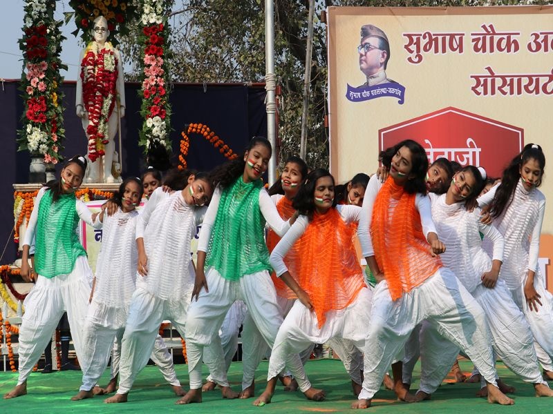 Dance program in Jalgaon | जळगावात नृत्यातून विद्याथ्र्यानी घडविले देशभक्तीचे दर्शन