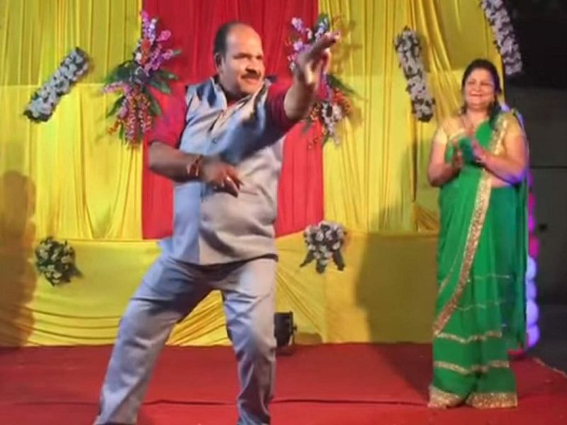dancing uncle gets 1000 phone calls in one week give mobile to brother offers for tv shows and bollywood | वाढत्या प्रसिद्धीमुळे 'डान्सिंग अंकल' हैराण; उचललं 'हे' पाऊल