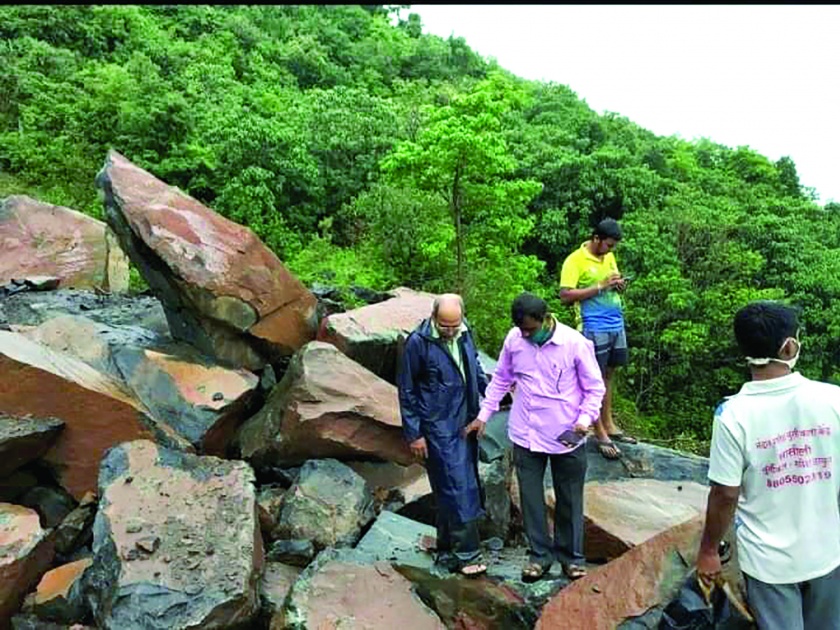 Part of the mountain was eroded, inspected by tehsildar | डोंगराचा काही भाग खचला, तहसीलदारांनी केली पाहणी