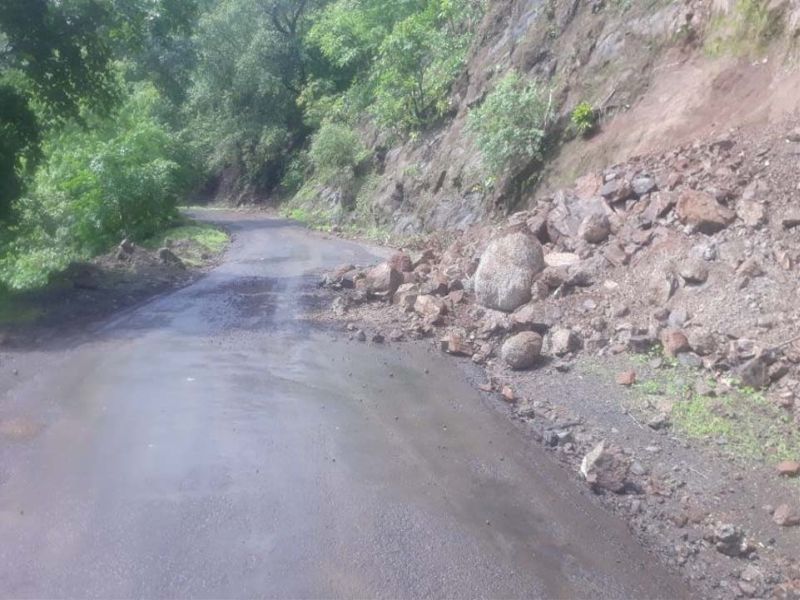 Nandurbar Ghat route muddle makhale | नंदुरबारातील घाटमार्ग चिखलाने माखले