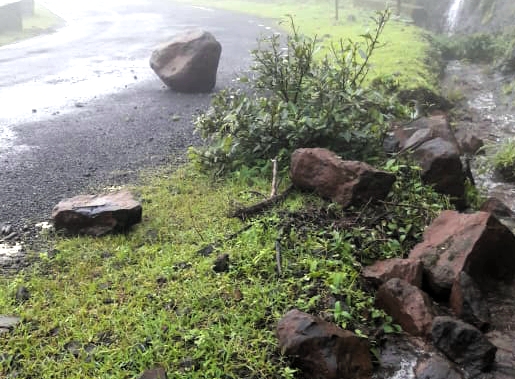 Vaibhavwadi taluka rises in rainy season | भुईबावडा घाटात दगड रस्त्यावर, एकेरी वाहतूक : वैभववाडी तालुक्यातील पावसाचा जोर ओसरला