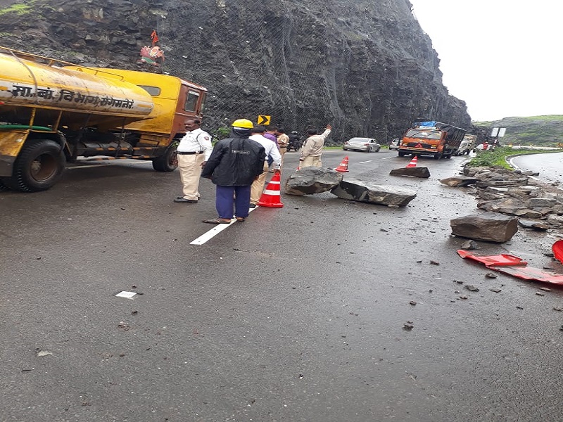 Chandanpuri Ghat on Nashik-Pune Highway collapses; Traffic disrupted | नाशिक-पुणे महामार्गावरील चंदनापुरी घाटात दरड कोसळली; वाहतूक विस्कळीत