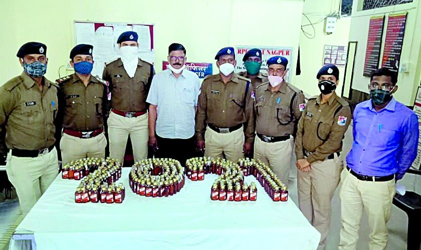 450 bottles of liquor seized in Gorakhpur-Secunderabad Express | गोरखपूर-सिकंदराबाद एक्स्प्रेसमध्ये दारूच्या ४५० बॉटल जप्त 