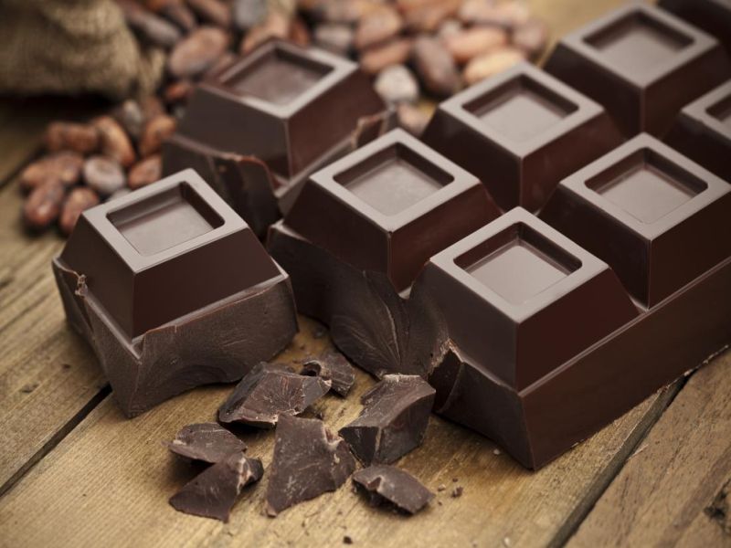 Dark chocolate beneficial for cough and cold problem says research | सतत येणाऱ्या खोकल्यामुळे त्रासले आहात? मग डार्क चॉकलेट खा!