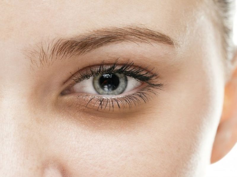 swollen eyes in winter season. this remedies will help you to cure | हिवाळ्यात डोळे सुजलेले अन् विचित्र दिसतात, मग 'हे' सोपे उपाय डोळ्यांची सुज घालवतील झटपट