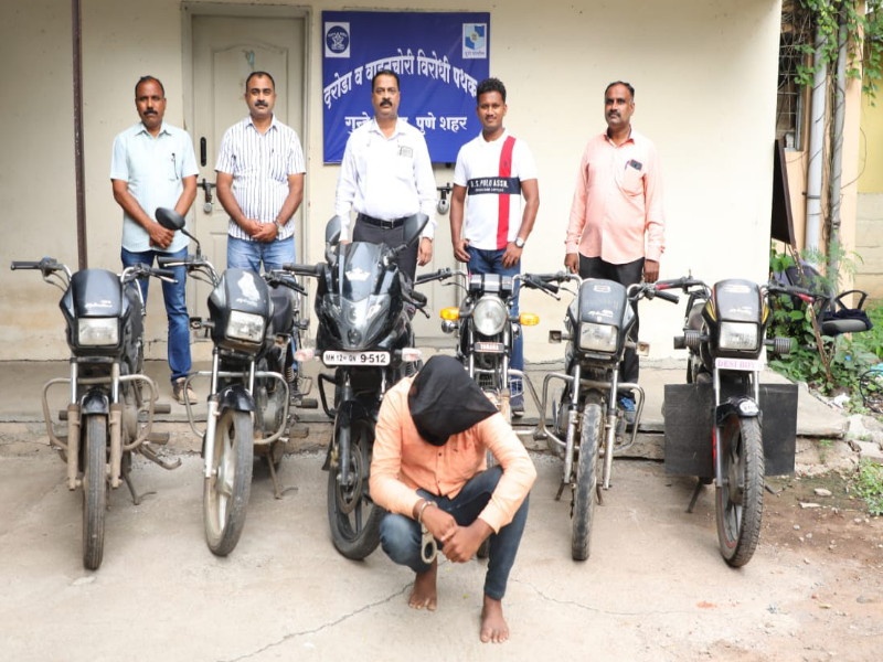 Two persons arrested for stealing vehicles and mobiles from Pune district; One lakh items confiscated | पुणे जिल्ह्यातून वाहन आणि मोबाईल चोरणाऱ्या दोघांना ठोकल्या बेड्या; तब्ब्ल एक लाखांचा मुद्देमाल जप्त