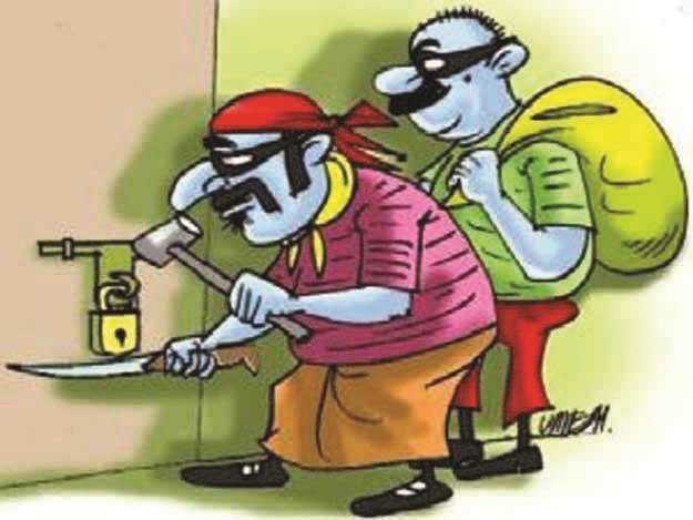 In two cases of burglary in Nashik, along with lakhs of jewelery, cash lamps | नाशकात घरफोडीच्या दोन घटनांमध्ये लाखोंच्या दागिन्यांसह रोकड लंपास