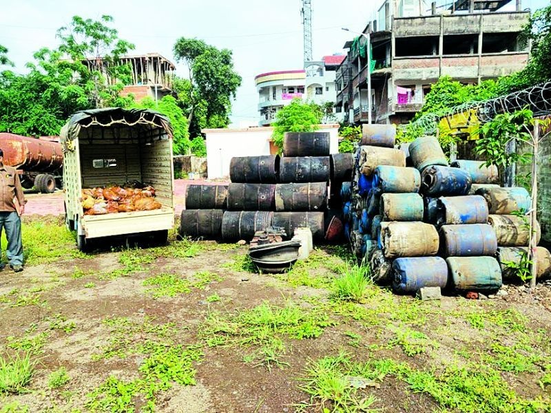A raid on 17 places producing illegal alcohol in Nagpur | नागपुरात अवैध दारू निर्मिती करणाऱ्या १७ ठिकाणावर धाड 