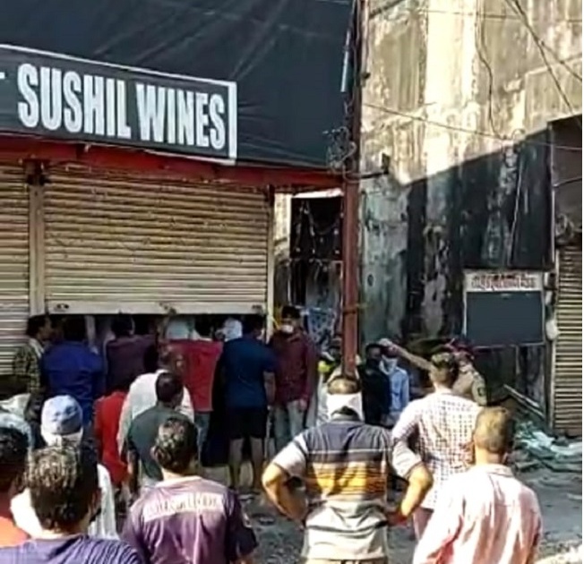Fighting, stone throwing while buying Kolhapur liquor | कोल्हापूरमध्ये दारू खरेदी करताना हाणामारी, दगडफेक; तळीरामावर लाठीमार
