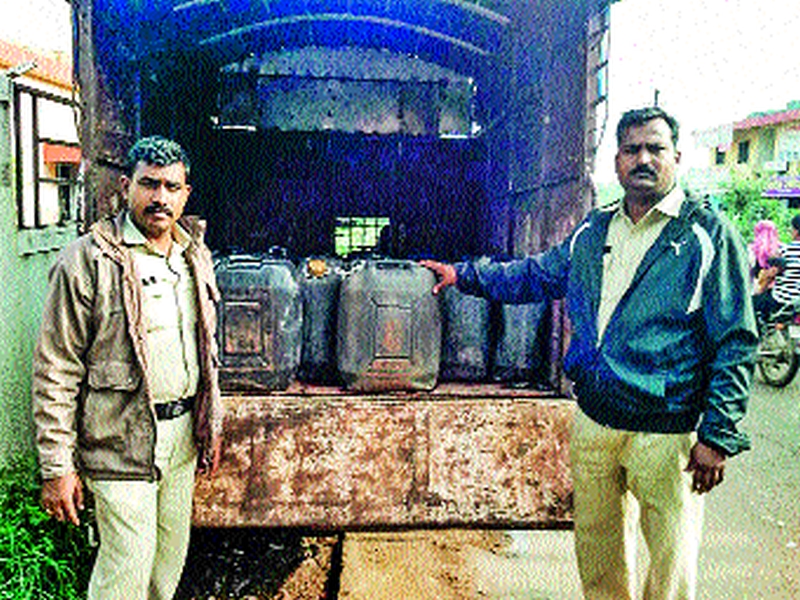 Sindhudurg: Threatening pursued illegal liquor seized, Banda police action | सिंधुदुर्ग : थरारक पाठलाग करून बेकायदेशीर दारू जप्त, बांदा पोलिसांची कारवाई