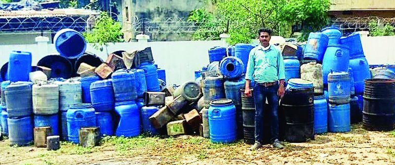 State excise raid on Bhiwasankhori hat bhatti in Nagpur | नागपूरच्या भिवसनखोरीत हातभट्टी केंद्रावर उत्पादन शुल्क विभागाची धाड 