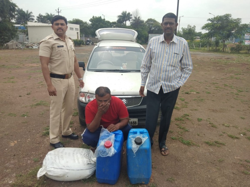 Illegal liquor was seized: 1 lakh in possession of ammunition | अवैध दारूची वाहतूक पकडली : १ लाखांचा मुद्देमाल ताब्यात