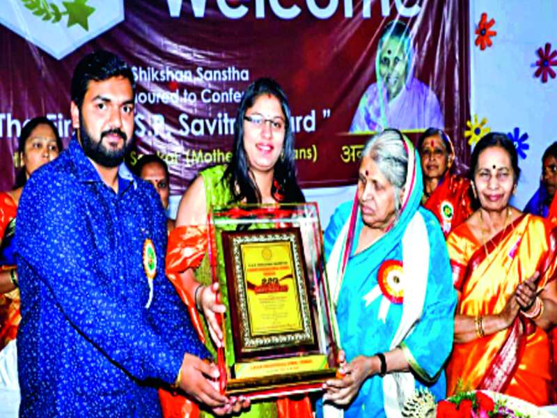 Savitribi award to Sindhutai Sapkal | सिंधुताई सपकाळ यांना सावित्री पुरस्कार