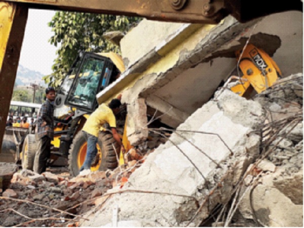 The building collapsed on JCB while collapsing; Incident regarding one injured, Nadgaon Gram Panchayat building | इमारत तोडताना जेसीबीवर कोसळली; एक जखमी, नडगाव ग्रामपंचायत इमारतीबाबतची घटना