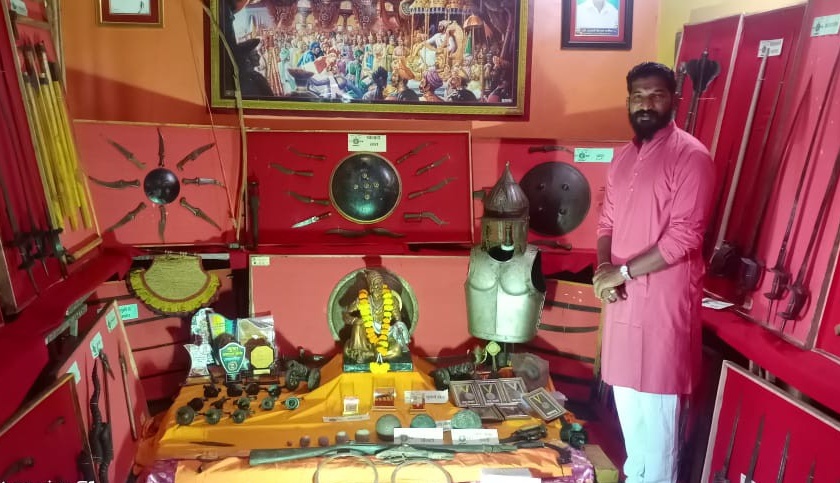 Worship of Shiva coins and weapons in Songet | Dasara-खंडेनवमीदिवशी सोनगेत शिवकालीन नाणी व शस्त्रास्त्रांचे पुजन