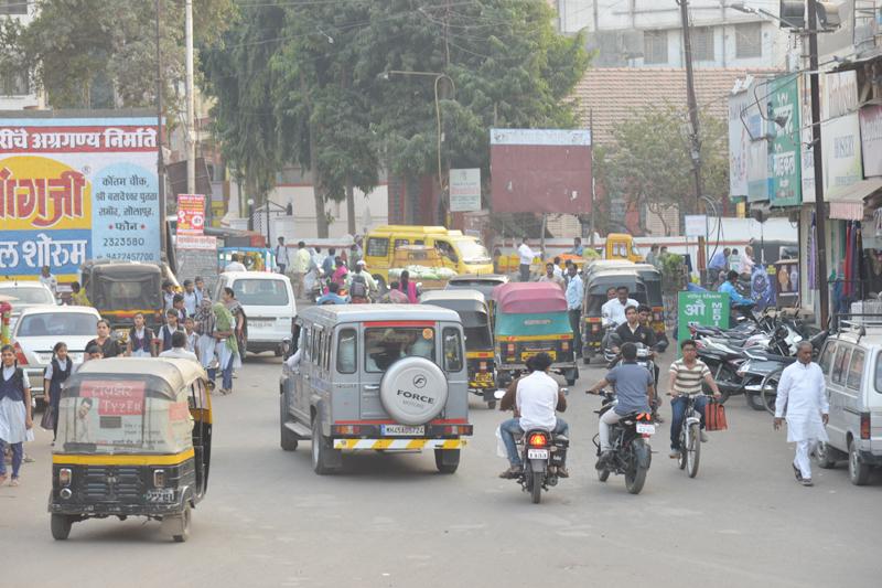 The chaos in Solapur; Datta Chowk in the corners of the compass; Parking vehicles and hawkers! | सोलापुरातील गुदमरलेले चौक; दत्त चौकातील कोपरा न् कोपरा व्यापलाय..पार्किंग केलेली वाहने अन् फेरीवाल्यांनी !